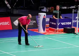 丹麦队突破重重防线，连续两轮胜利领跑小组