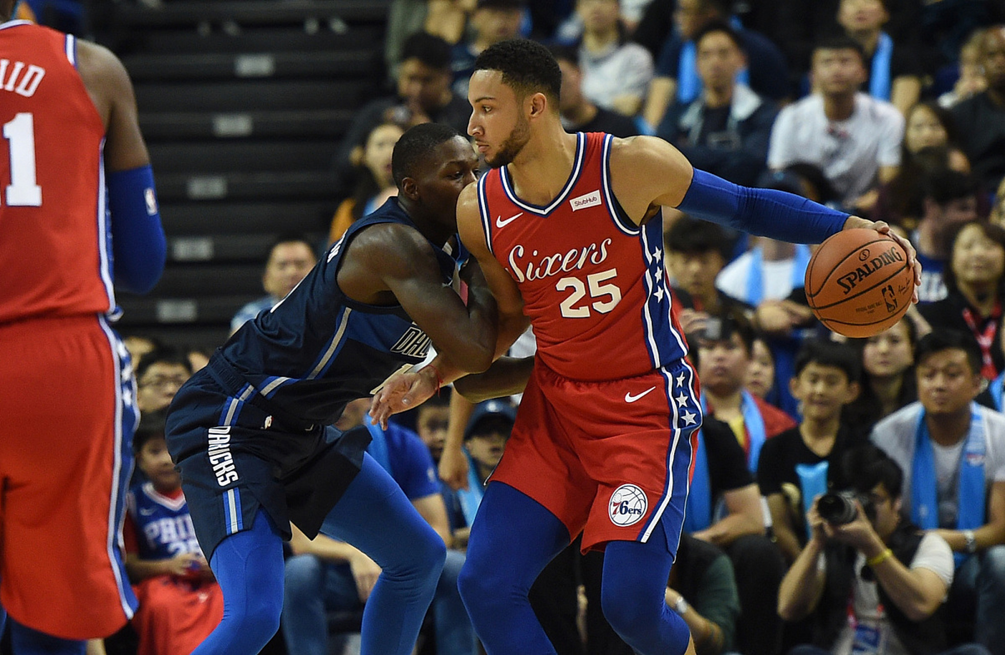 人客场取胜，西蒙斯再度展现全面实力(西蒙斯最新)