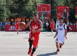 包含全力以赴！球员们团结拼搏为荣誉而战的词条